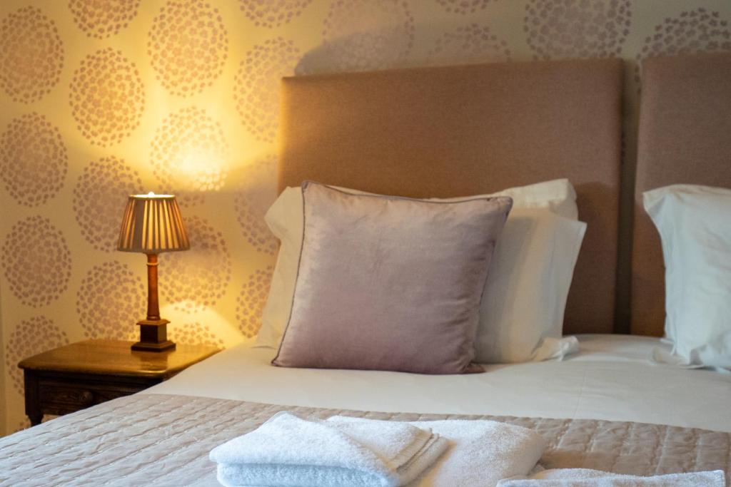 twin king room with inland view